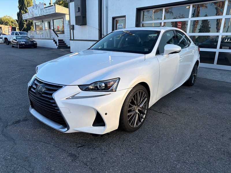 Lexus IS Vehicle Full-screen Gallery Image 03