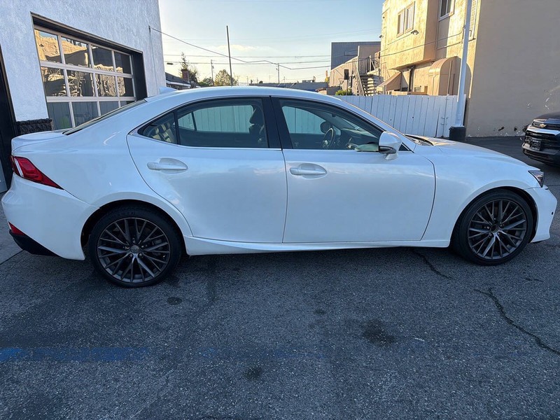 Lexus IS Vehicle Full-screen Gallery Image 08