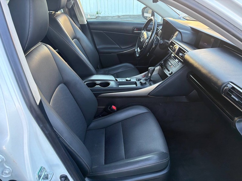 Lexus IS Vehicle Full-screen Gallery Image 09