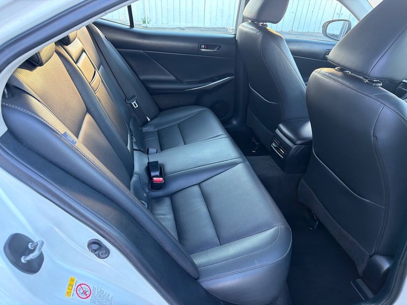 Lexus IS Vehicle Full-screen Gallery Image 10