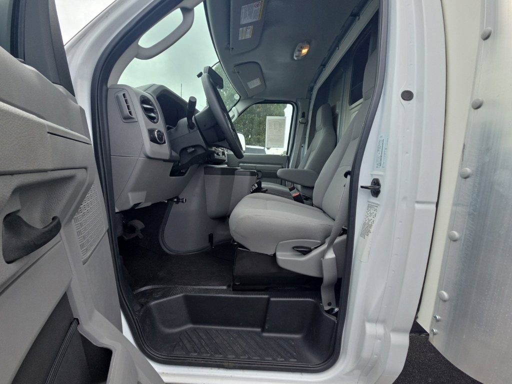 Ford E-Series Cutaway Vehicle Full-screen Gallery Image 5