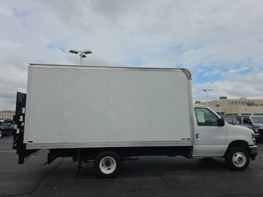 Ford E-Series Cutaway Vehicle Full-screen Gallery Image 8