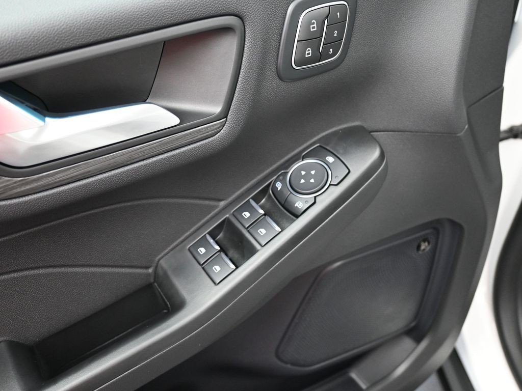 Ford Escape Vehicle Full-screen Gallery Image 11