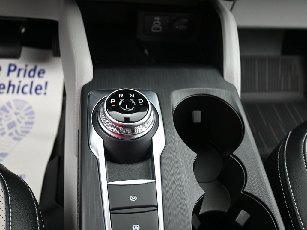 Ford Escape Vehicle Full-screen Gallery Image 13