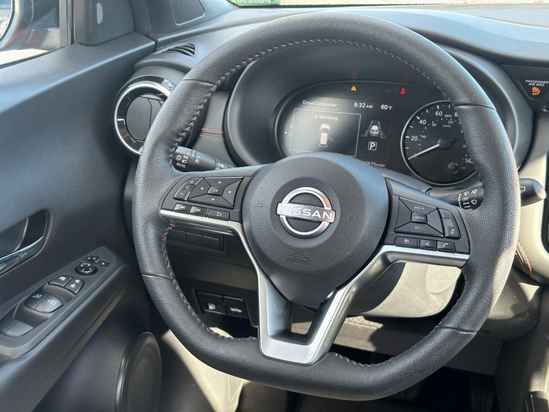 2023 Nissan Kicks SR 12