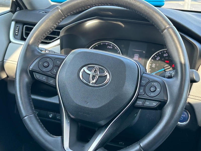 2020 Toyota RAV4 Hybrid XLE 16
