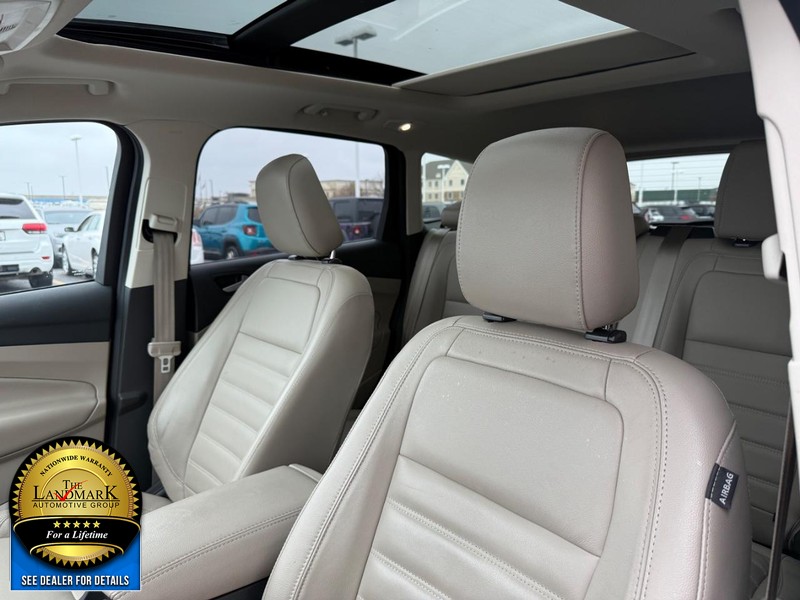 Ford Escape Vehicle Full-screen Gallery Image 9