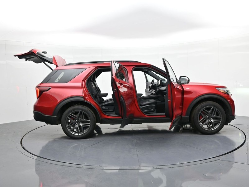 Ford Explorer Vehicle Full-screen Gallery Image 24