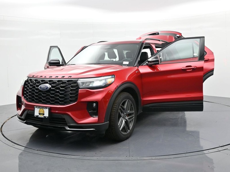 Ford Explorer Vehicle Full-screen Gallery Image 26