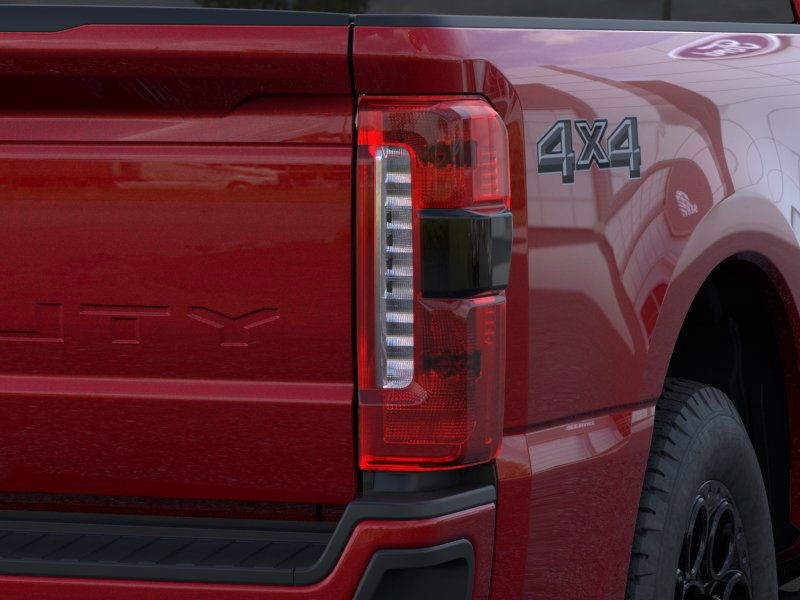 Ford Super Duty F-350 SRW Vehicle Full-screen Gallery Image 21