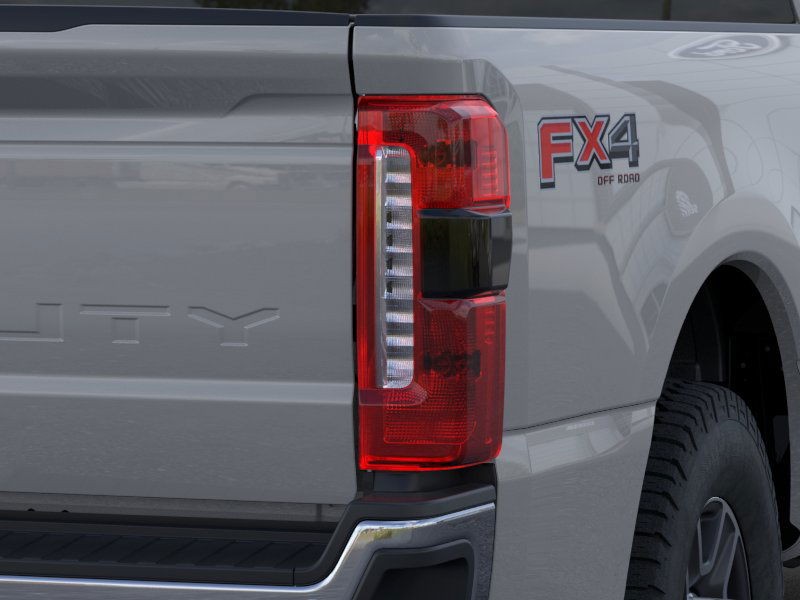 Ford Super Duty F-350 SRW Vehicle Full-screen Gallery Image 21