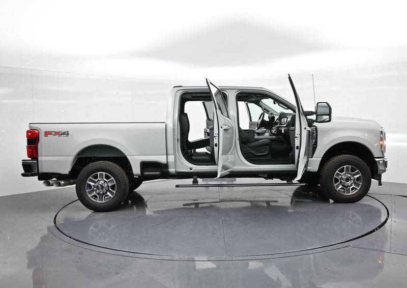 Ford F-350SD Vehicle Full-screen Gallery Image 24
