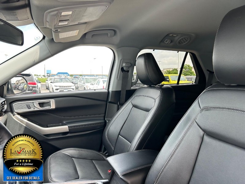 Ford Explorer Vehicle Full-screen Gallery Image 9