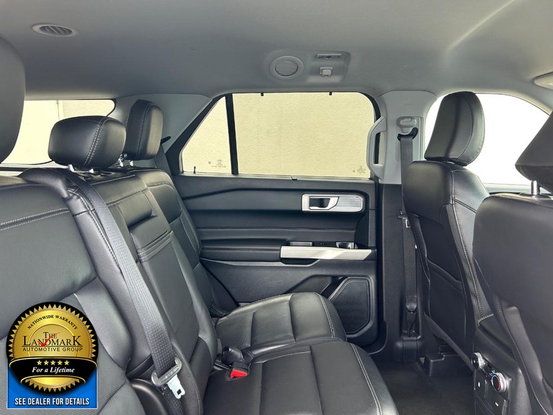 Ford Explorer Vehicle Full-screen Gallery Image 15