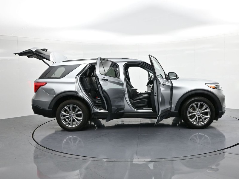 Ford Explorer Vehicle Full-screen Gallery Image 25