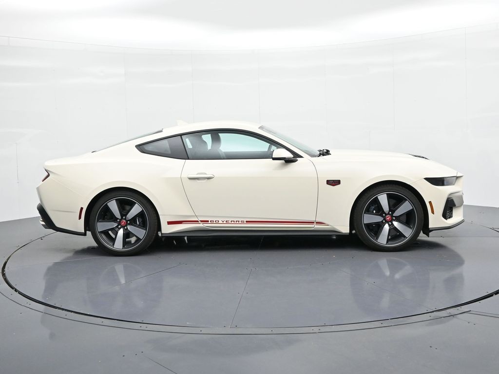 Ford Mustang Vehicle Full-screen Gallery Image 5