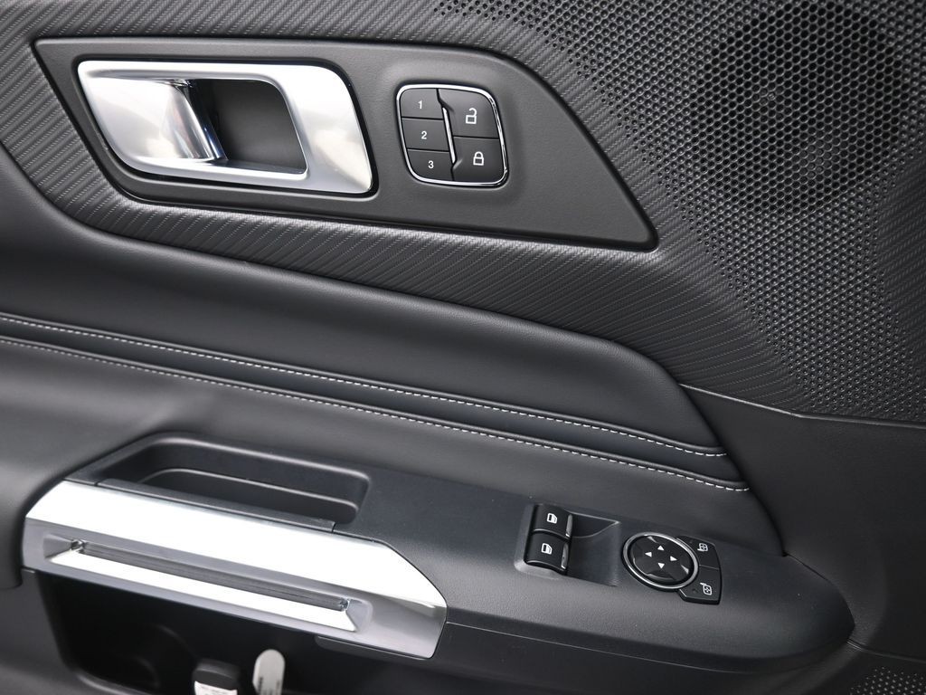 Ford Mustang Vehicle Full-screen Gallery Image 16