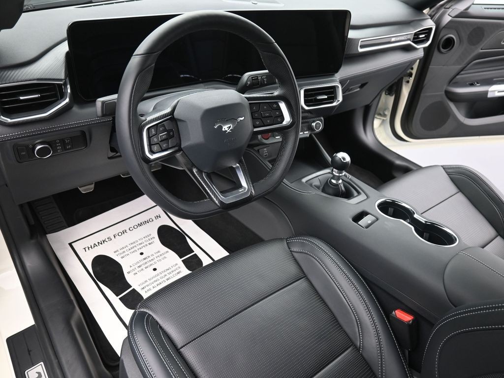 Ford Mustang Vehicle Full-screen Gallery Image 17