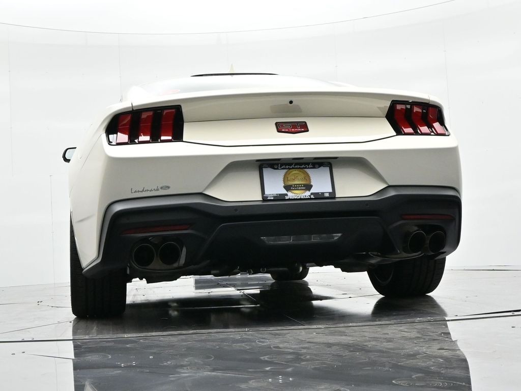 Ford Mustang Vehicle Full-screen Gallery Image 23