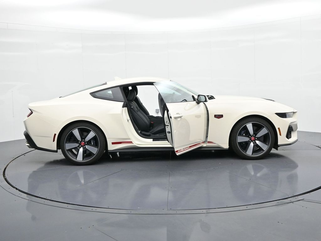 Ford Mustang Vehicle Full-screen Gallery Image 26