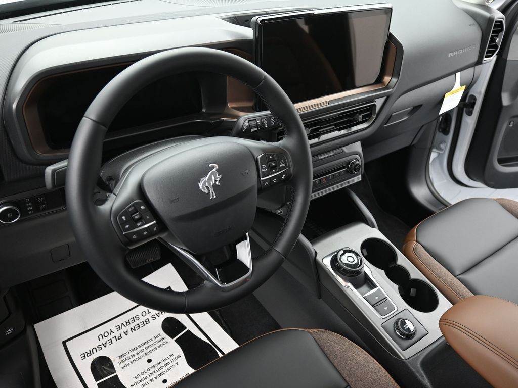 Ford Bronco Sport Vehicle Full-screen Gallery Image 16