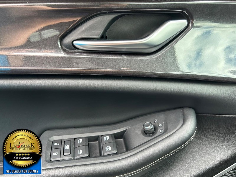 Jeep Grand Cherokee L Vehicle Full-screen Gallery Image 8