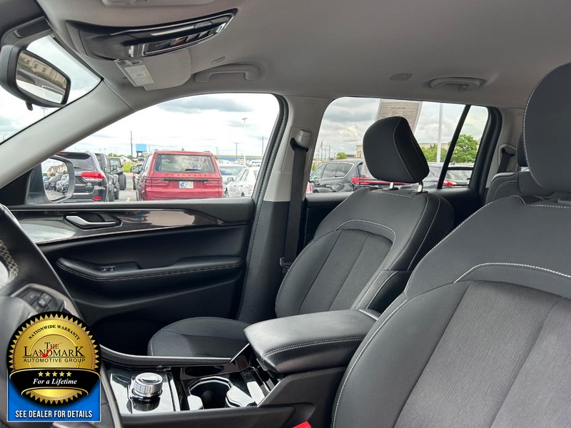 Jeep Grand Cherokee L Vehicle Full-screen Gallery Image 9