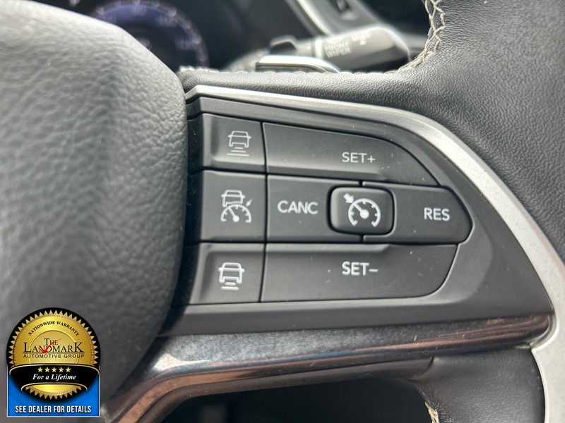 Jeep Grand Cherokee L Vehicle Full-screen Gallery Image 11