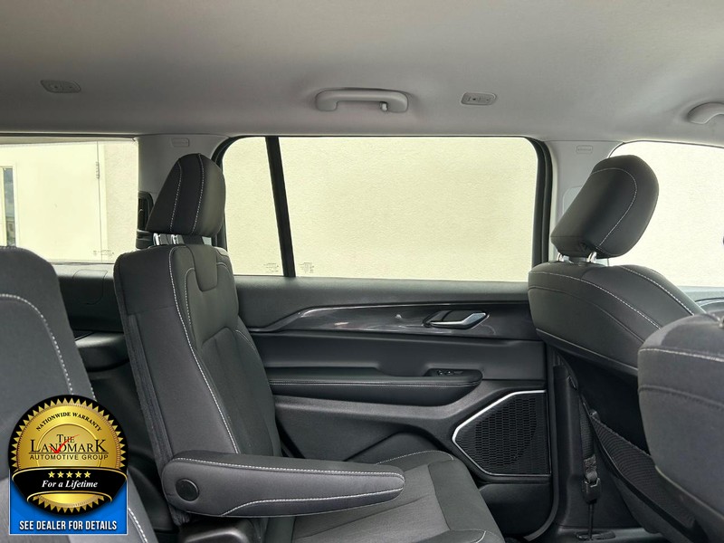 Jeep Grand Cherokee L Vehicle Full-screen Gallery Image 15