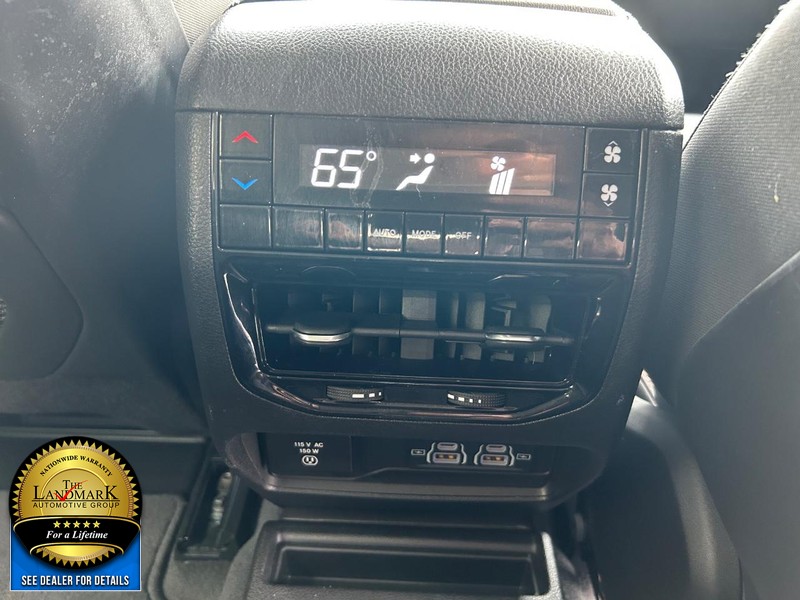 Jeep Grand Cherokee L Vehicle Full-screen Gallery Image 16