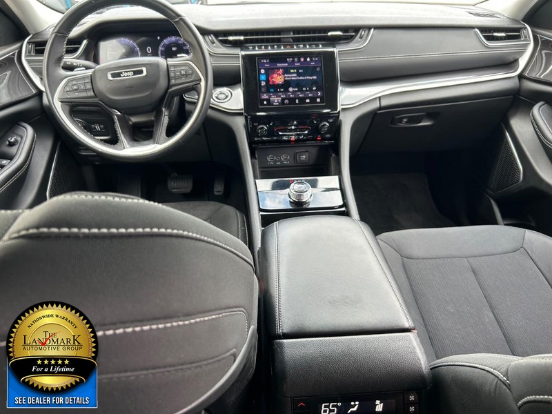 Jeep Grand Cherokee L Vehicle Full-screen Gallery Image 18