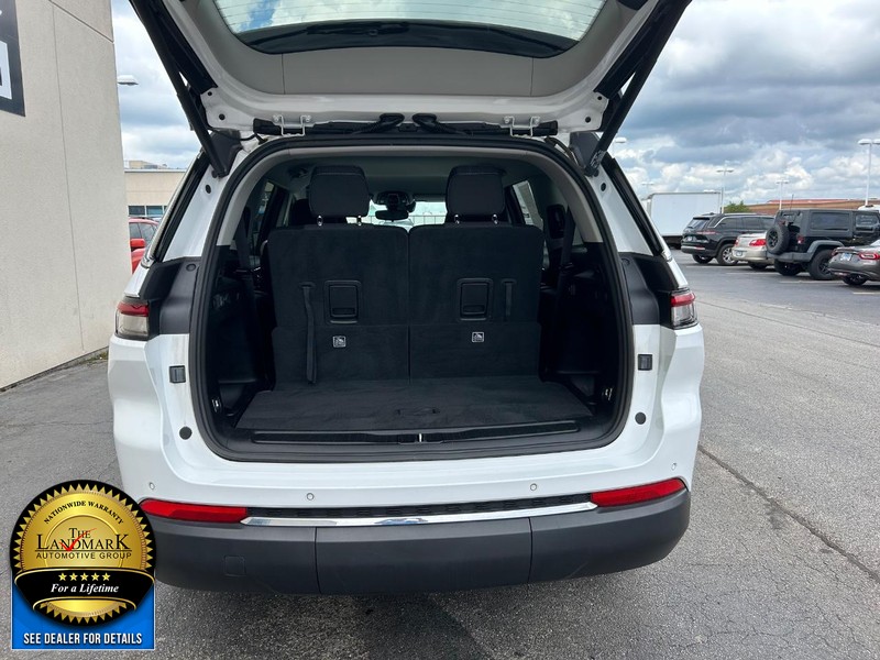 Jeep Grand Cherokee L Vehicle Full-screen Gallery Image 21