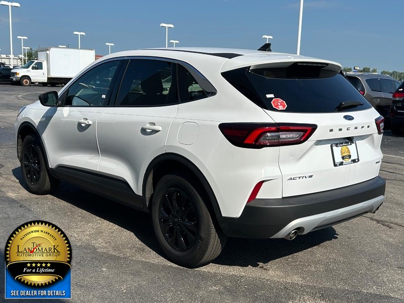 Ford Escape Vehicle Full-screen Gallery Image 6