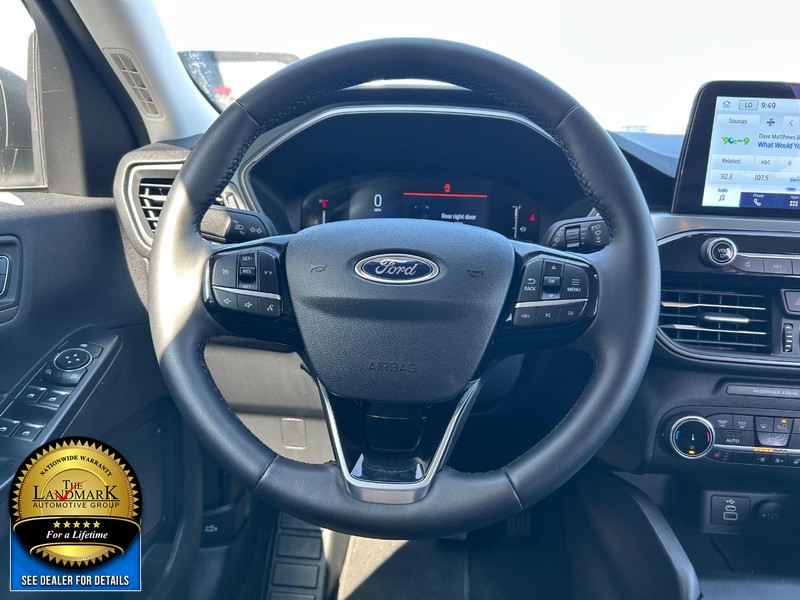 Ford Escape Vehicle Full-screen Gallery Image 17