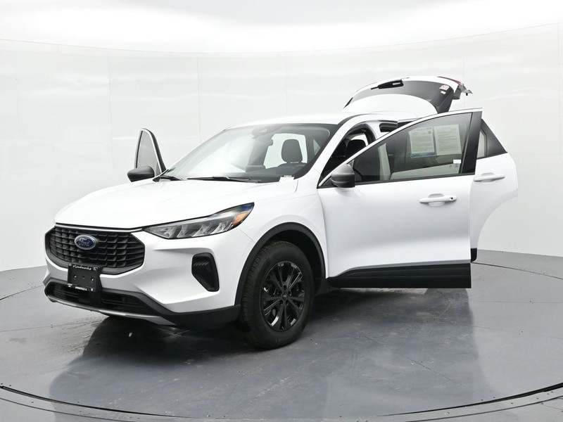 Ford Escape Vehicle Full-screen Gallery Image 23