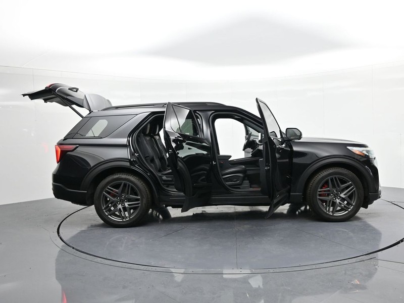 Ford Explorer Vehicle Full-screen Gallery Image 24