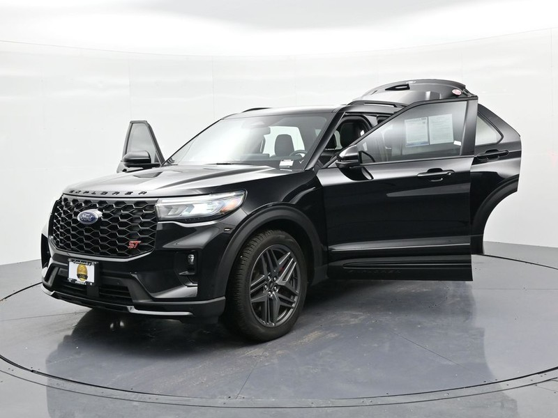 Ford Explorer Vehicle Full-screen Gallery Image 26