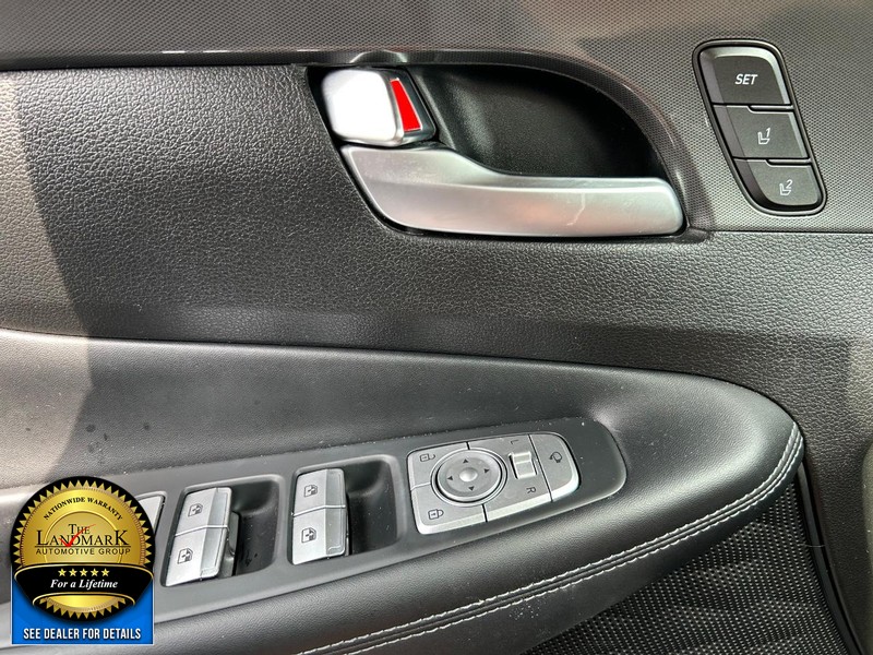 Hyundai Santa Fe Vehicle Full-screen Gallery Image 8