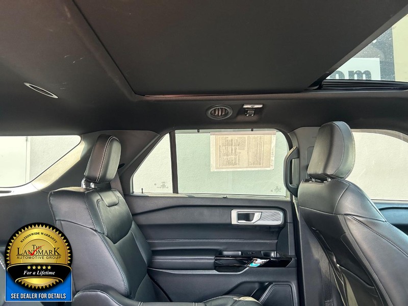Ford Explorer Vehicle Full-screen Gallery Image 16