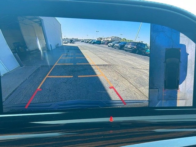 Cadillac Escalade ESV Vehicle Full-screen Gallery Image 13