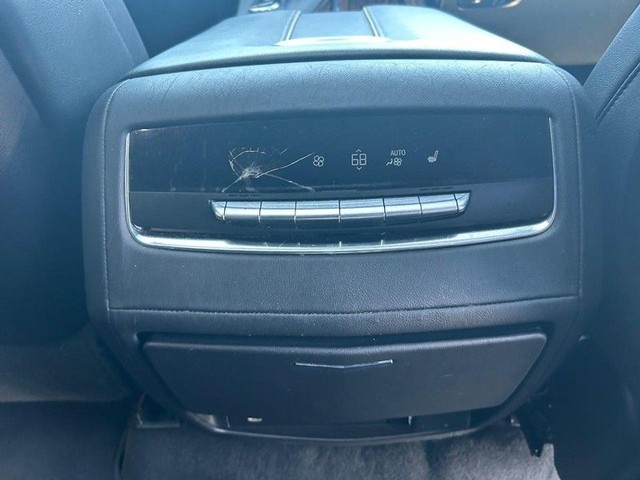 Cadillac Escalade ESV Vehicle Full-screen Gallery Image 18