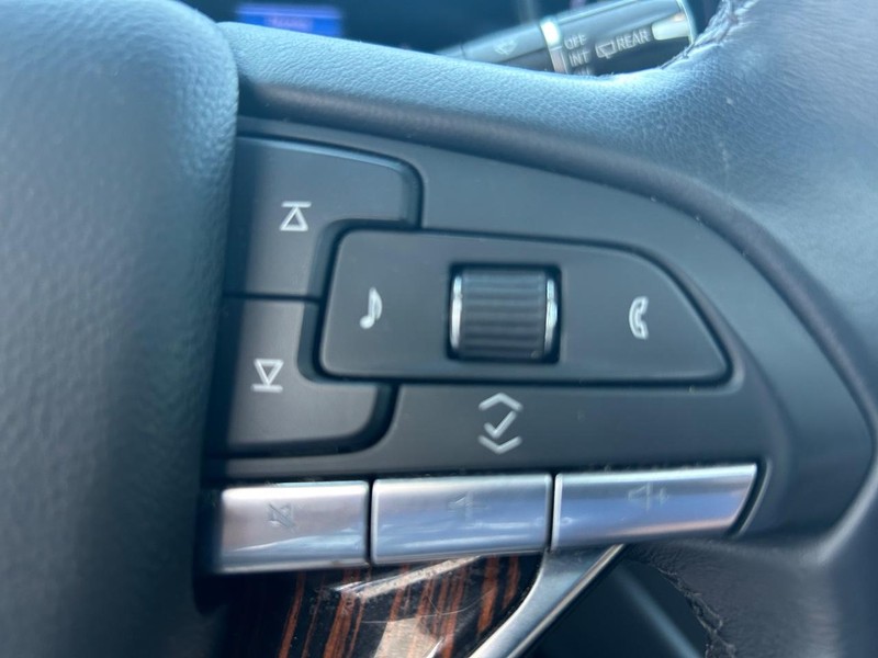 Cadillac Escalade ESV Vehicle Full-screen Gallery Image 11