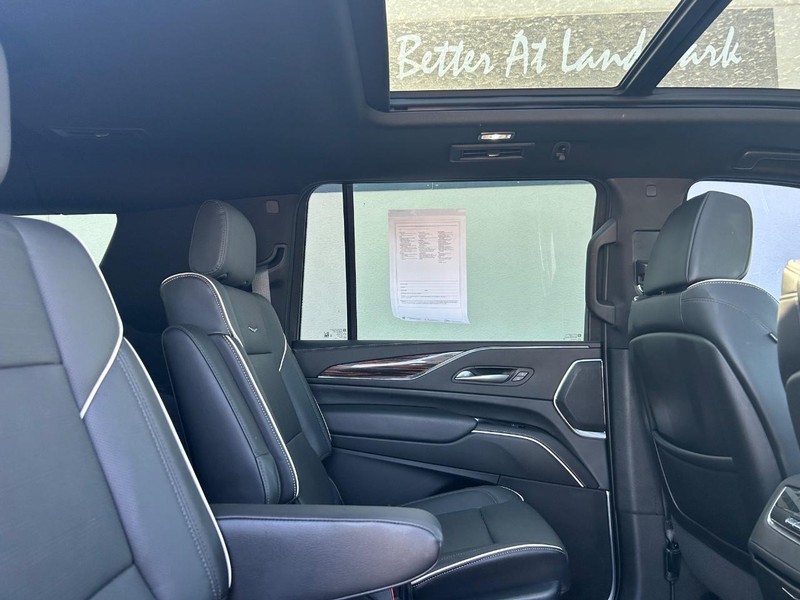 Cadillac Escalade ESV Vehicle Full-screen Gallery Image 17