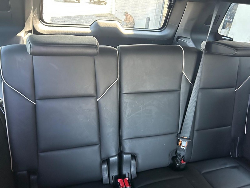 Cadillac Escalade ESV Vehicle Full-screen Gallery Image 19