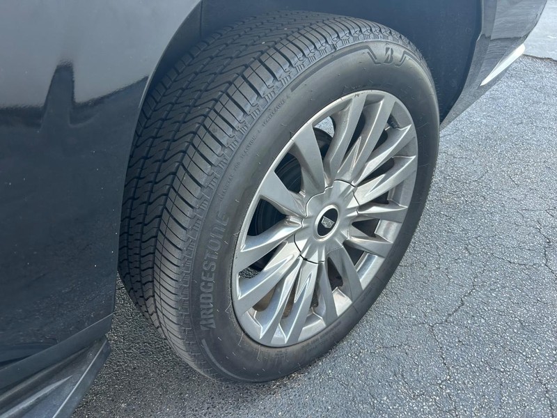 Cadillac Escalade ESV Vehicle Full-screen Gallery Image 23