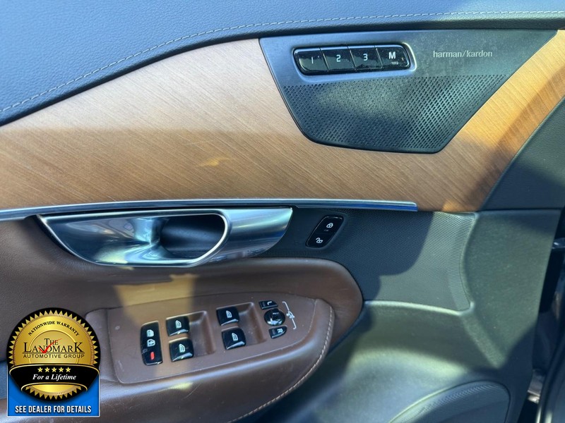 Volvo XC90 Vehicle Full-screen Gallery Image 8