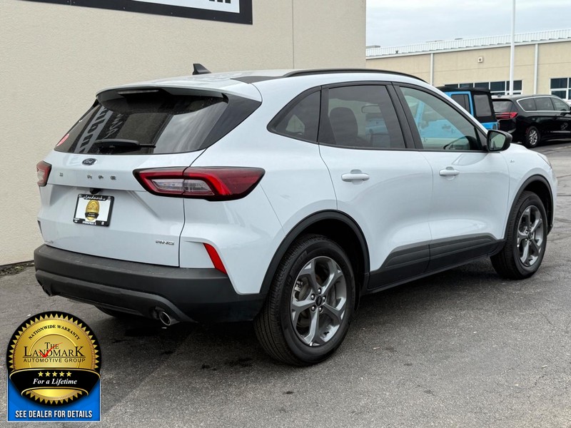 Ford Escape Vehicle Full-screen Gallery Image 3