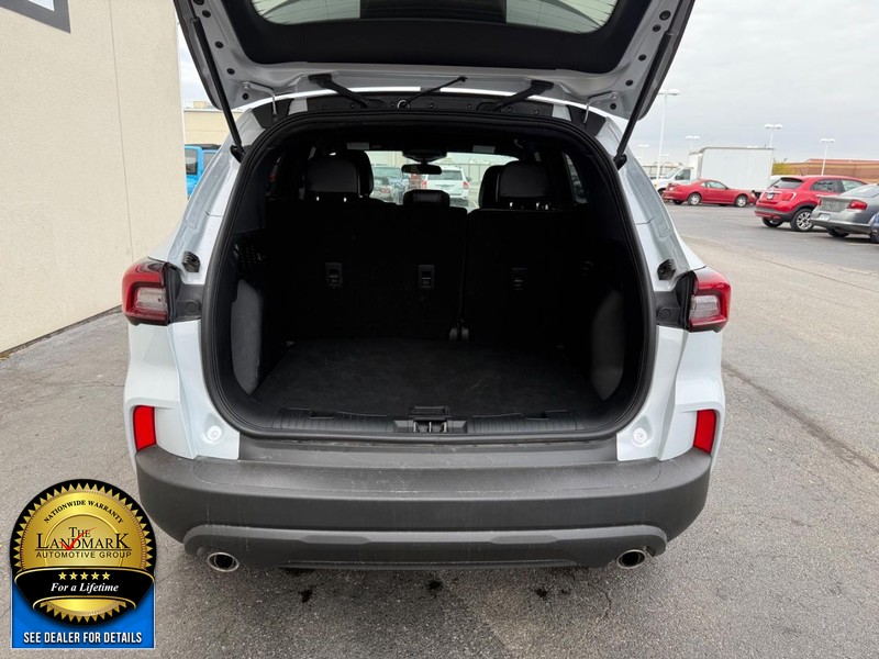Ford Escape Vehicle Full-screen Gallery Image 18