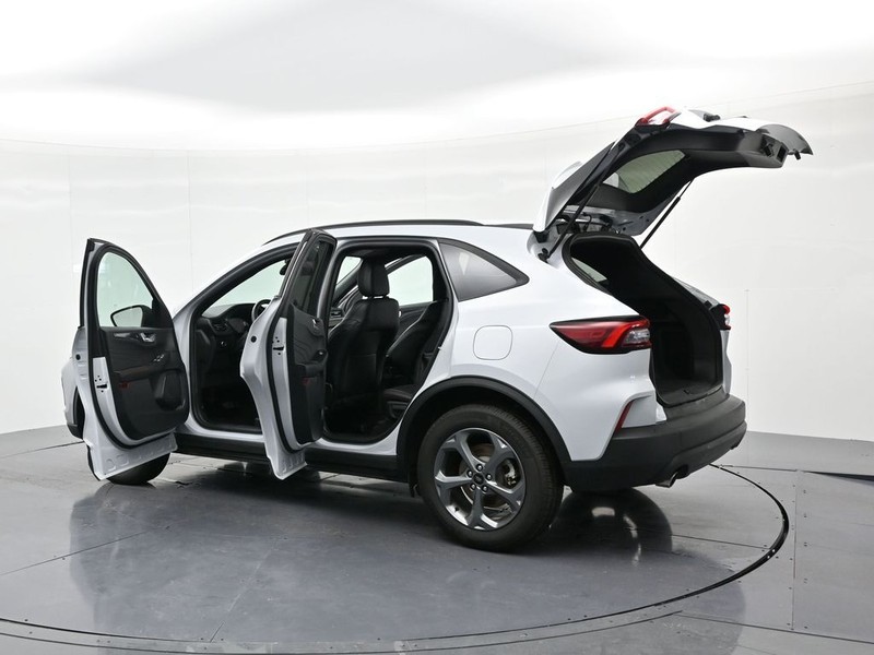 Ford Escape Vehicle Full-screen Gallery Image 23