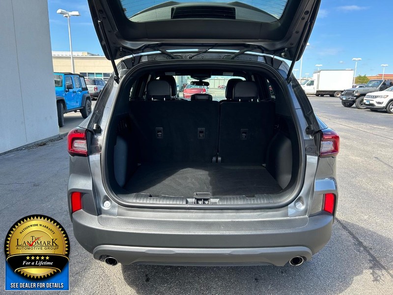 Ford Escape Vehicle Full-screen Gallery Image 18